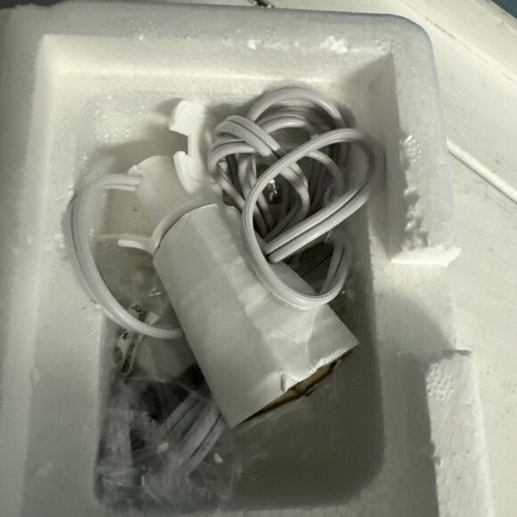 Lemax 25392 OLD TOWN ARTISANS GALLERY & SHOP Christmas Building Retired - Picture 6 of 6